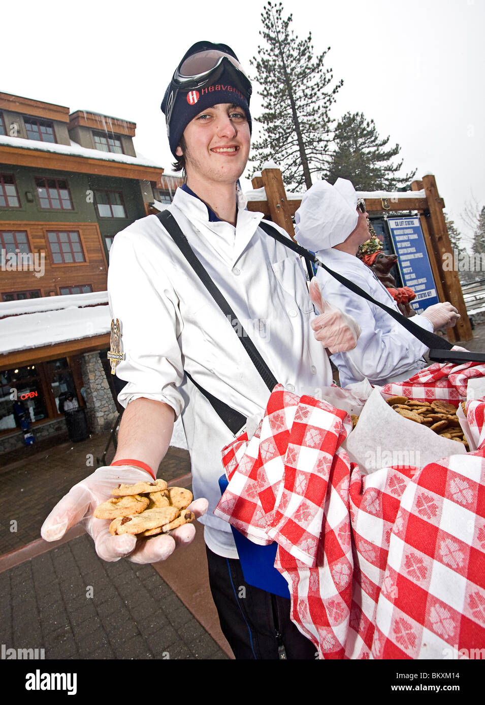 Die "Cookie-Meister", Jungs, die geben, frei, frisch gebacken Schokoladenkekse Skifahrer vom Berg herab Stockfoto