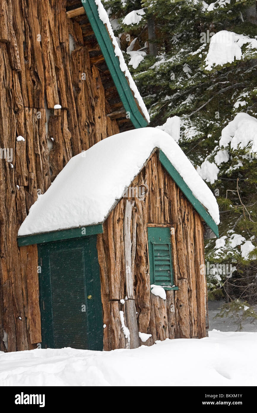 Alte Hütten Schnee bedeckt bei leichtem Schneefall im Winter Camp Richardson historische Resort, South Lake Tahoe, Kalifornien, USA. Stockfoto