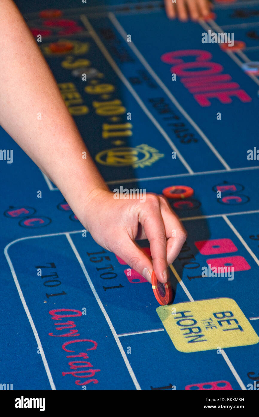 Szene auf Gaming-Etage des Casino - legt Frau Chip auf Craps-Tisch. South Lake Tahoe, Nevada, USA. Stockfoto