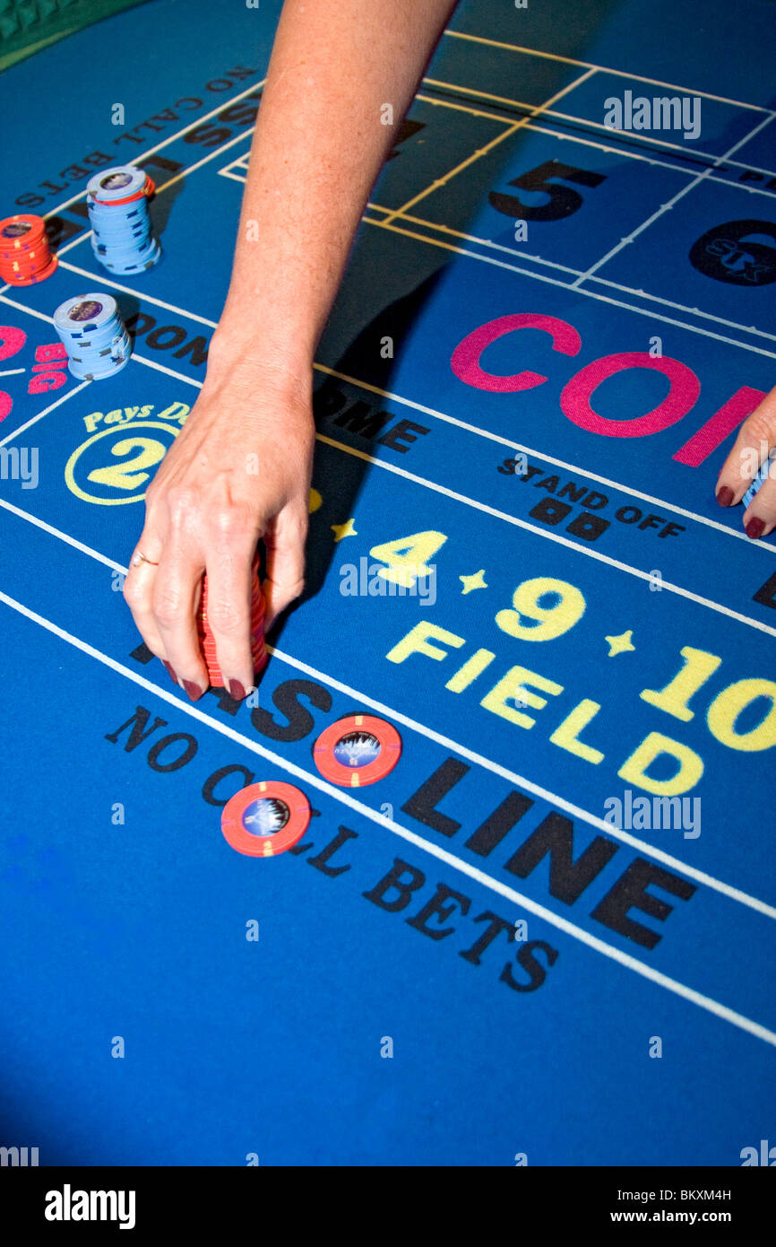 Szene auf Gaming-Etage des Casino - legt Frau Glücksspiel Chips auf Craps-Tisch, South Lake Tahoe, Nevada, USA. Stockfoto