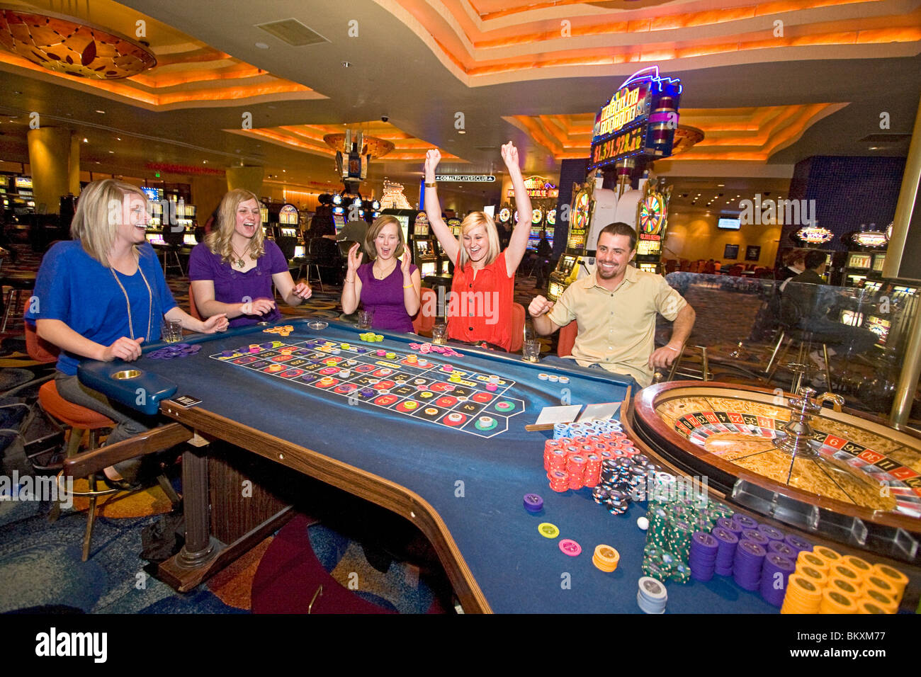 Szene auf Gaming-Etage des Casino - begeisterten Spielern Wette als Roulette Rad dreht, South Lake Tahoe, Nevada, USA. Stockfoto