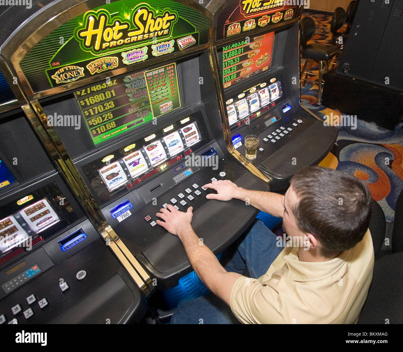 Szene auf Gaming-Etage des Casino. Mann am Spielautomaten im Glücksspiel Resort, South Lake Tahoe, Nevada, USA. Stockfoto