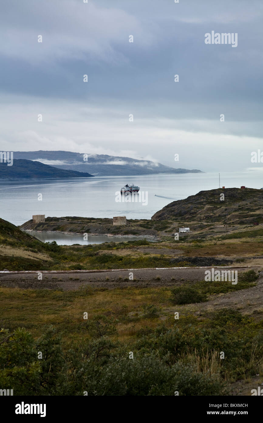 Ein Passagierschiff von der Küste Grönlands, wo Nebel aus den arktischen Gewässern steigen, gesehen Stockfoto