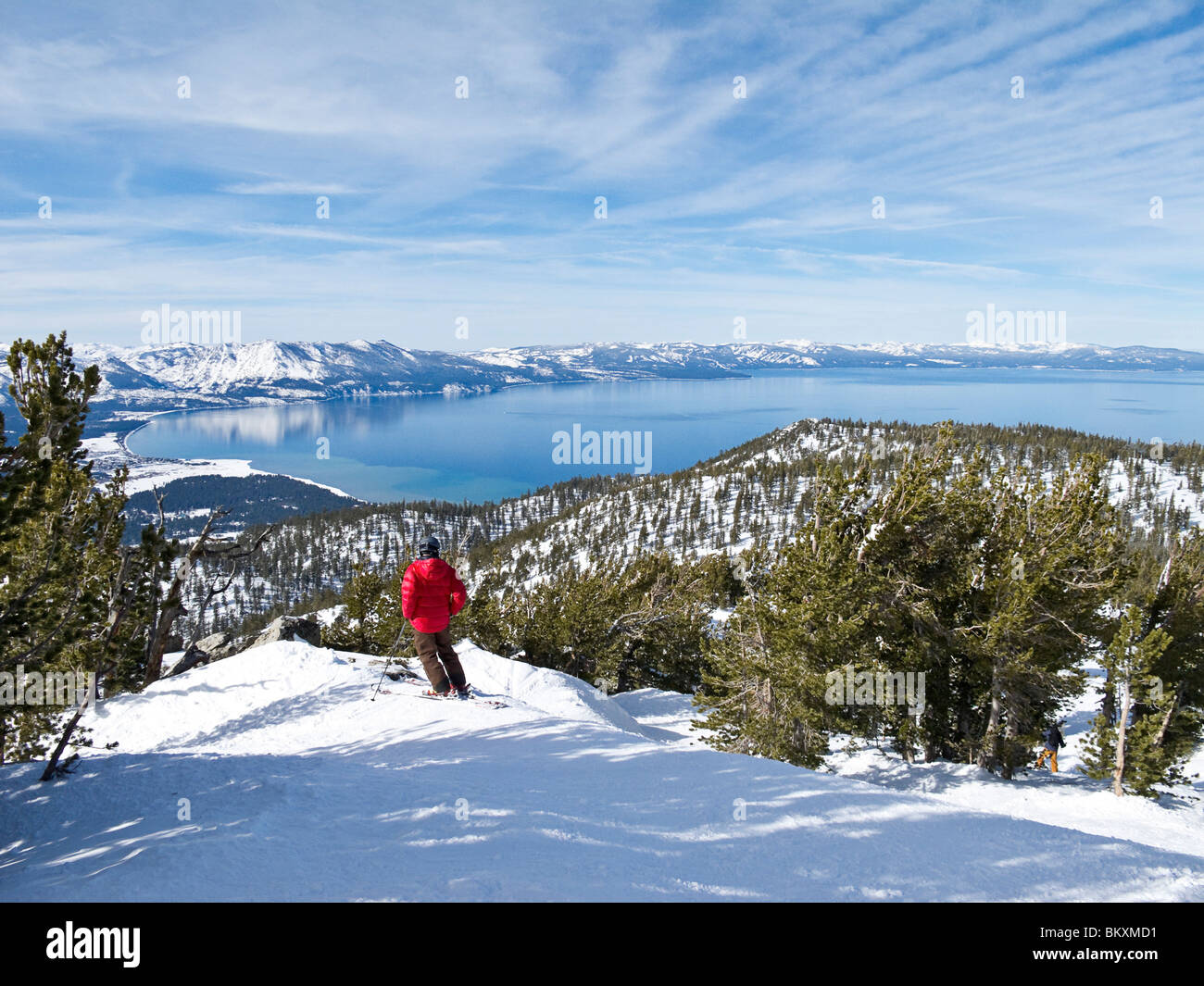 Skifahrer bewundert Blick auf Lake Tahoe von der Skipiste von Heavenly Mountain Resort, USA. Winter Stockfoto