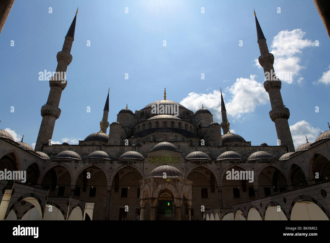 Innenhof des Sultan Ahmed Mosque oder blaue Moschee mit ihren hoch aufragenden Minaretten in Istanbul, Türkei. Stockfoto