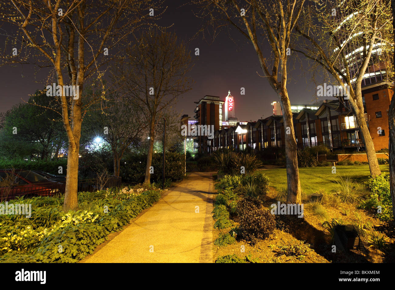 Blick auf den Oxo Tower von Bernie Spanien Gärten, Southbank, London, UK. Stockfoto