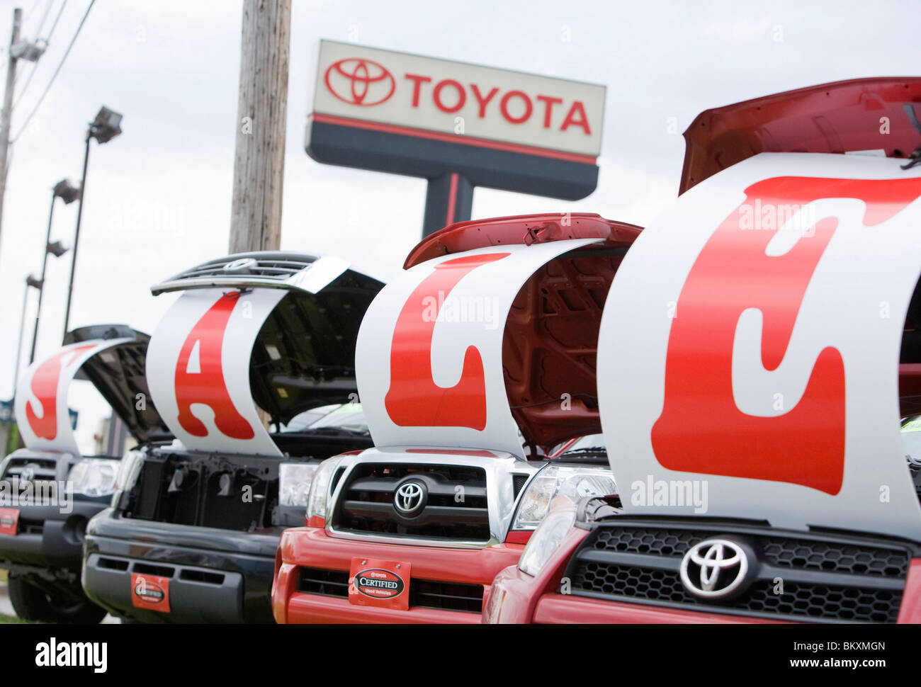 Toyota-Fahrzeuge auf einem Autohaus viel mit einem "Sale" Schild. Stockfoto