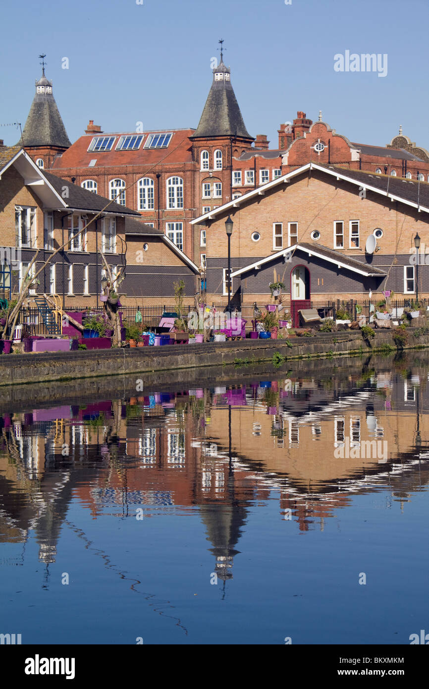 Gebäude und ihre Reflexion im Fluß Lea, London, UK. Stockfoto