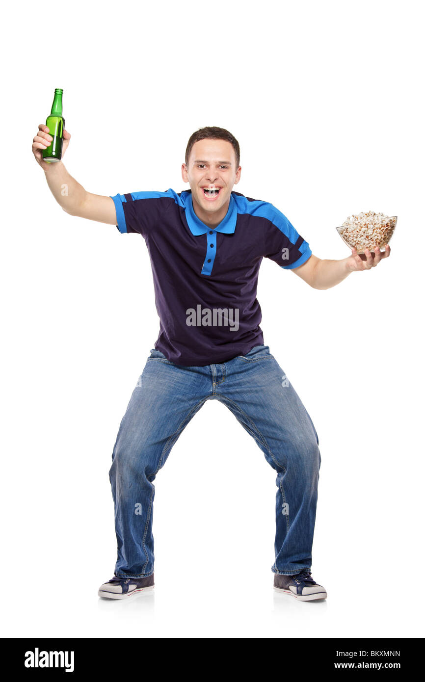 Sport-Fan mit einer Bier Flasche und Popcorn-Schale in seinen Händen Stockfoto