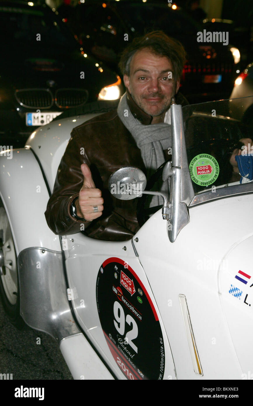 1000 Meilen Italien 2010. Adrian van Hooydonk ist eine niederländische Autodesigner auf BMW 328 1939 Stockfoto