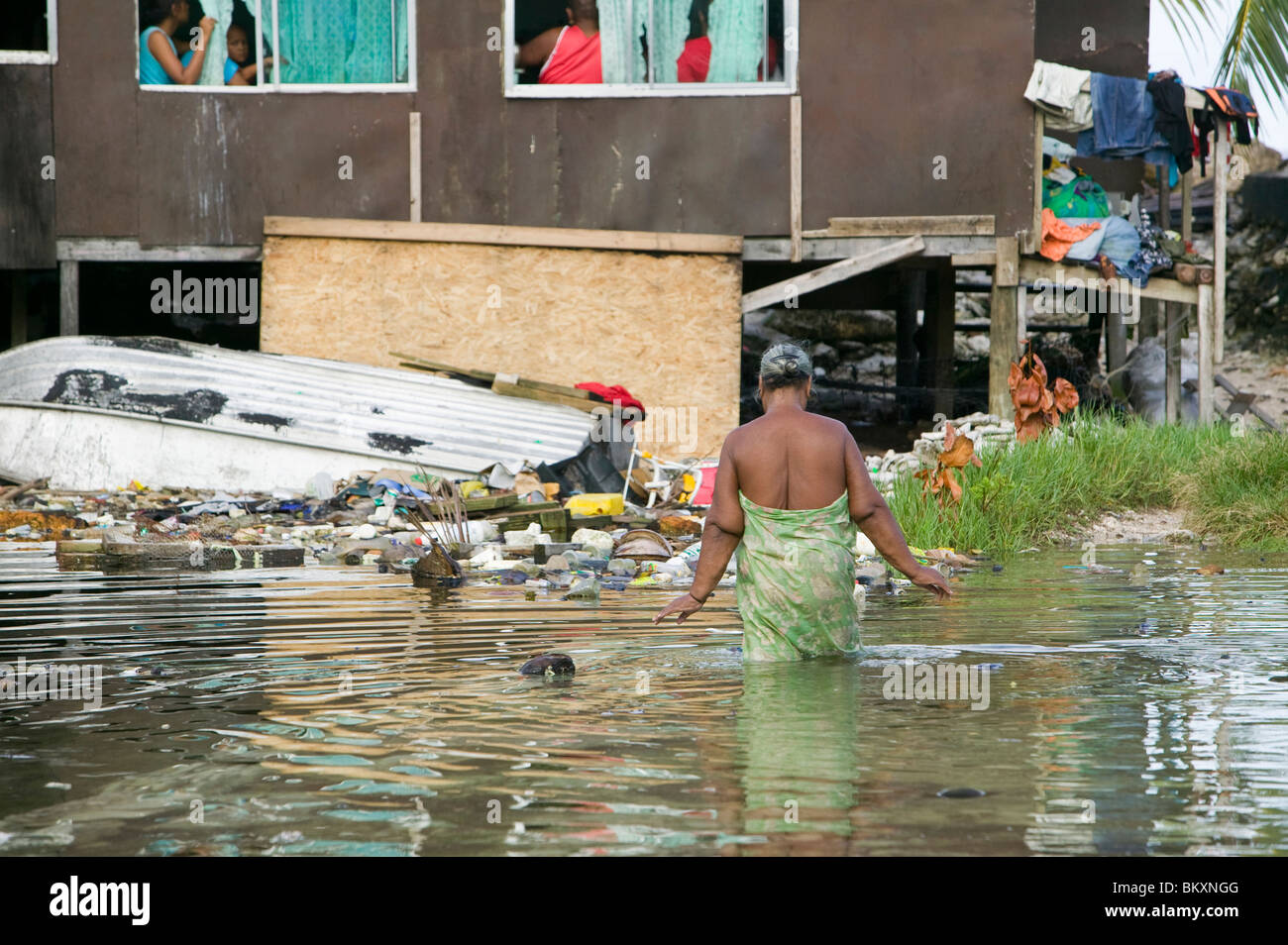 Häuser überschwemmt von Meer Wasser Übergriff auf Funafuti Atoll der Hauptinsel der Nation von Tuvalu. Stockfoto