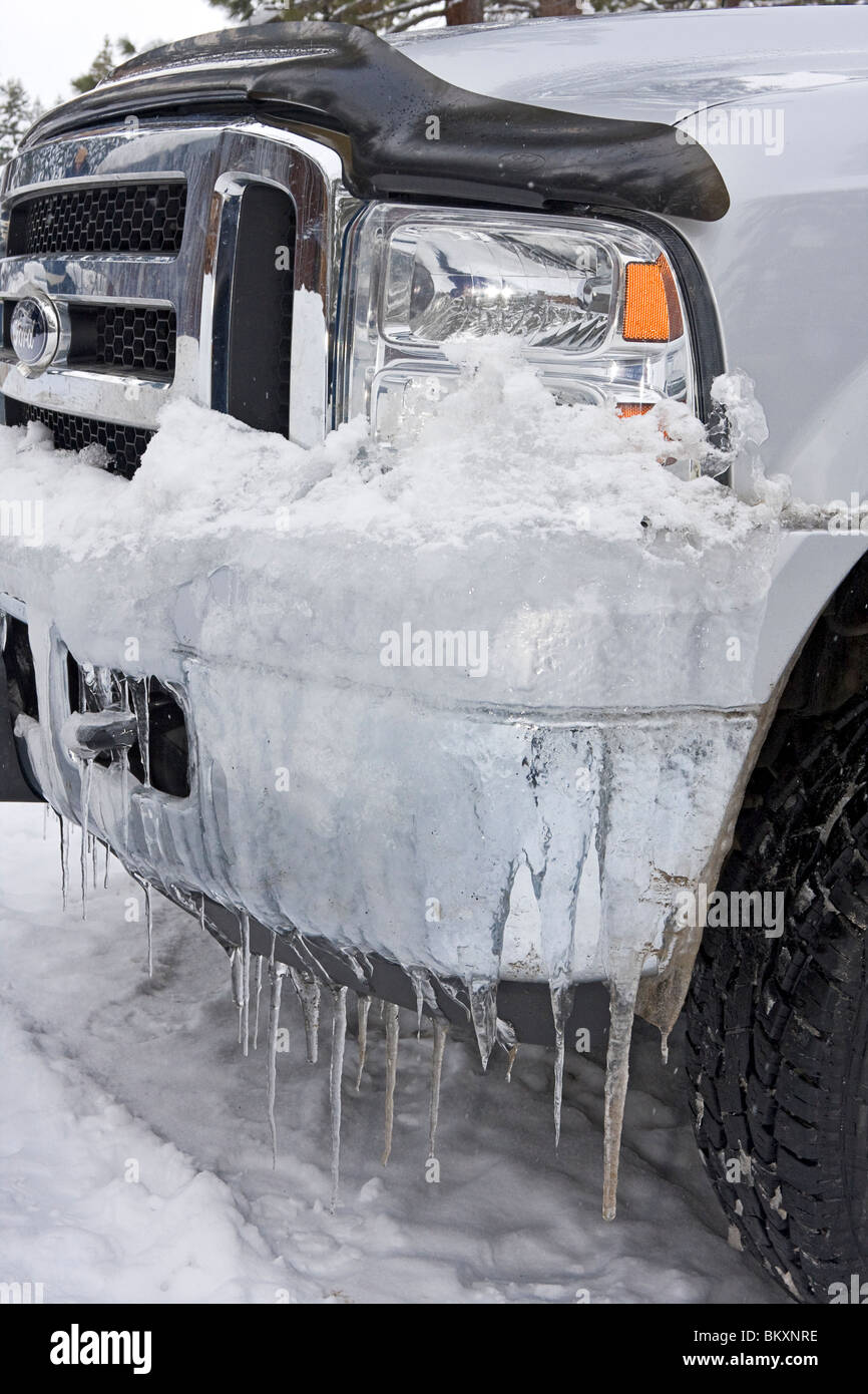 Stoßstange des LKW im Winter mit Eiszapfen tropft. USA Stockfoto