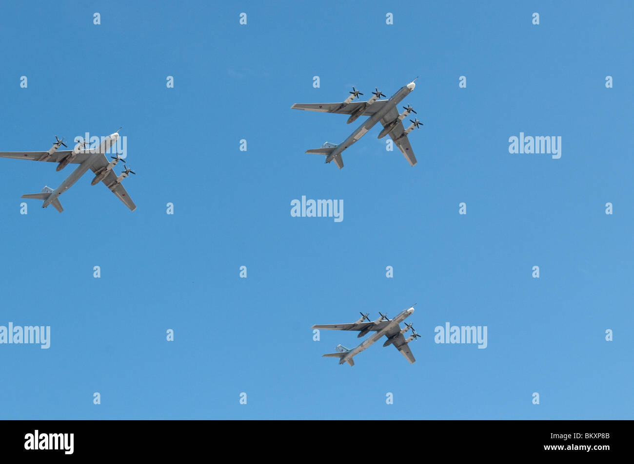 Russische Luftwaffe 3 Tupolew TU-95 strategische Bomber fliegen über den roten Platz in Moskau die Siegesparade der 2010 Stockfoto