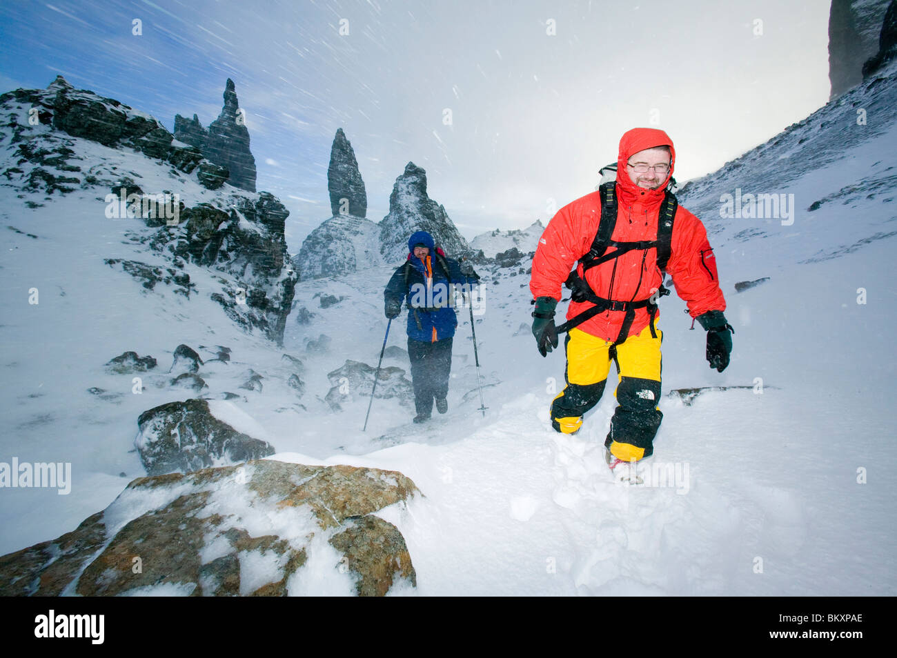 Wanderer in einem Schneesturm in der Nähe von Old Man of Storr auf der schottischen Insel Skye Stockfoto