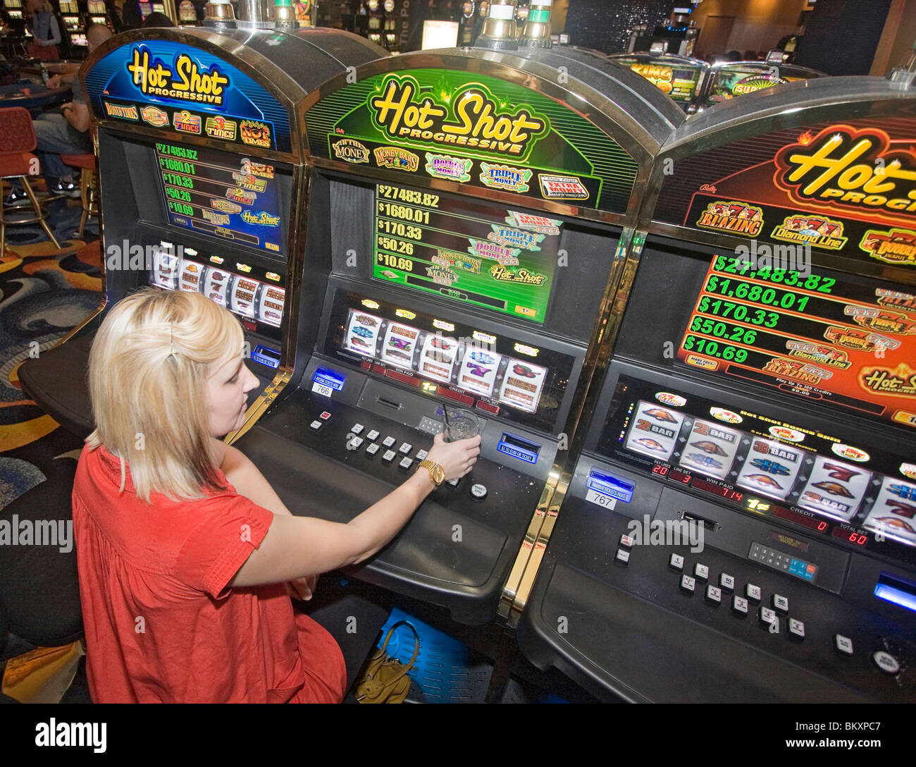 Szene im Casino Gaming-Stock: Frau am Spielautomaten im Glücksspiel Resort, South Lake Tahoe, Nevada, USA. Stockfoto