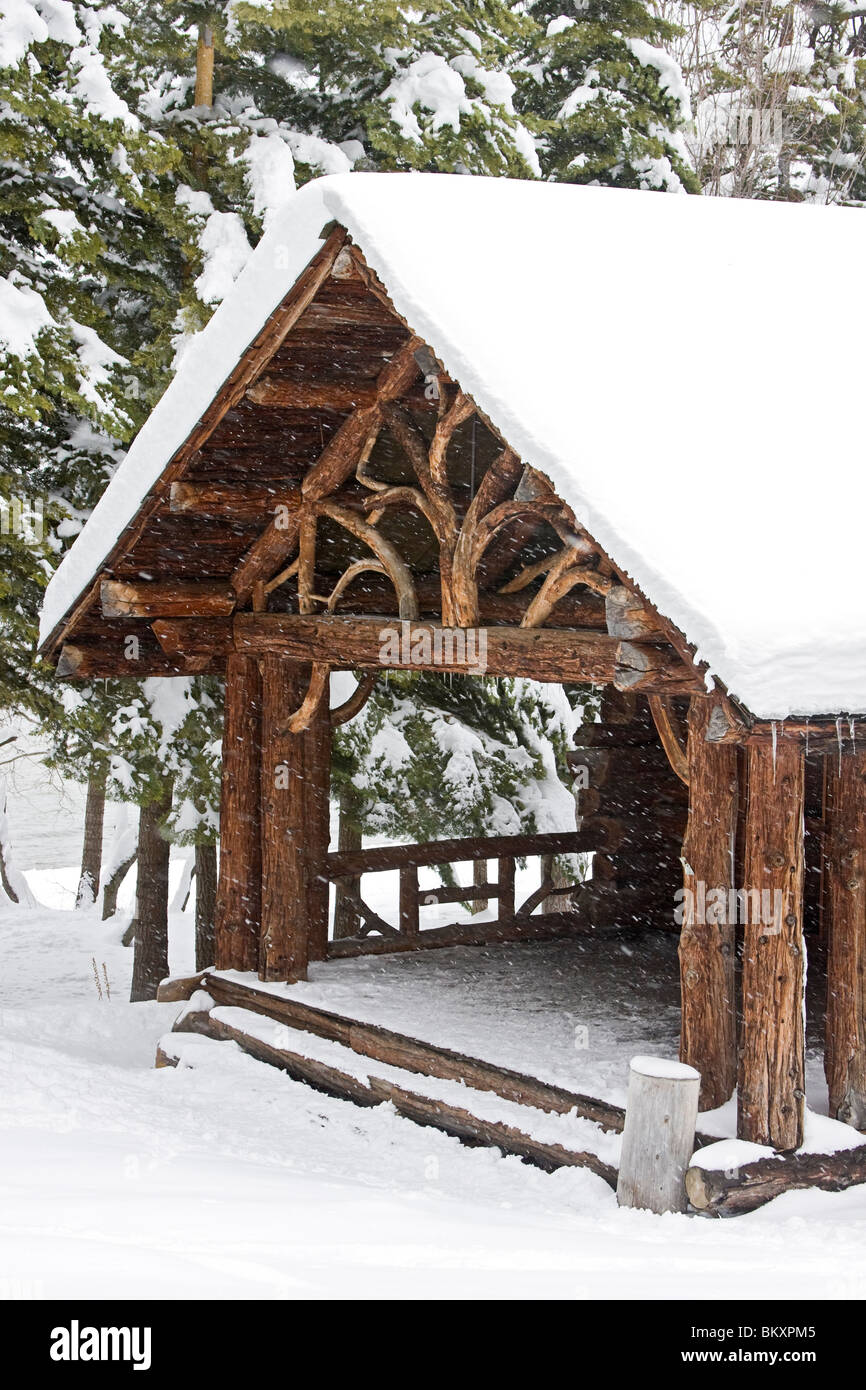 Flitterwochen cagin bei leichtem Schneefall im Winter Camp Richardson historische Resort, South Lake Tahoe, Kalifornien mit Schnee bedeckt Stockfoto