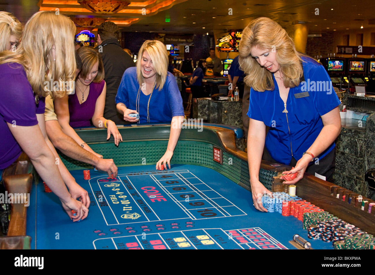 Szene auf Gaming-Etage des Casino - begeisterten Spielern am Craps-Tisch. South Lake Tahoe, Nevada, USA. Stockfoto