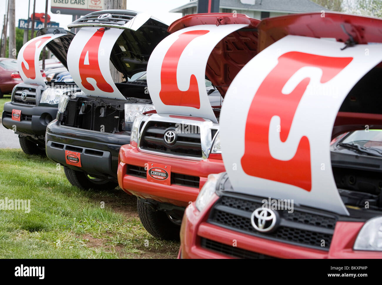 Toyota-Fahrzeuge auf einem Autohaus viel mit einem "Sale" Schild. Stockfoto