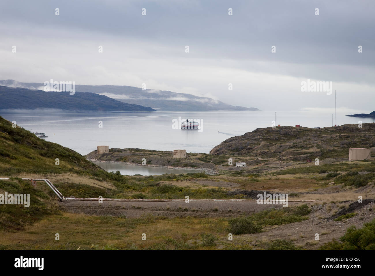 Ein Passagierschiff von der Küste Grönlands, wo Nebel aus den arktischen Gewässern steigen, gesehen Stockfoto