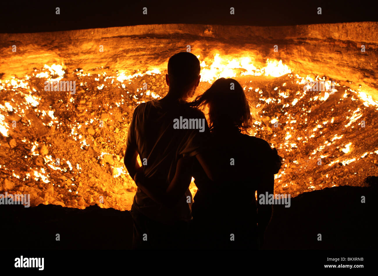 Derweze oder Darvaza, aka als das Tor zur Hölle ist ein riesiger Krater der Verbrennung von Erdgas in der Karakum Wüste in Turkmenistan. Stockfoto