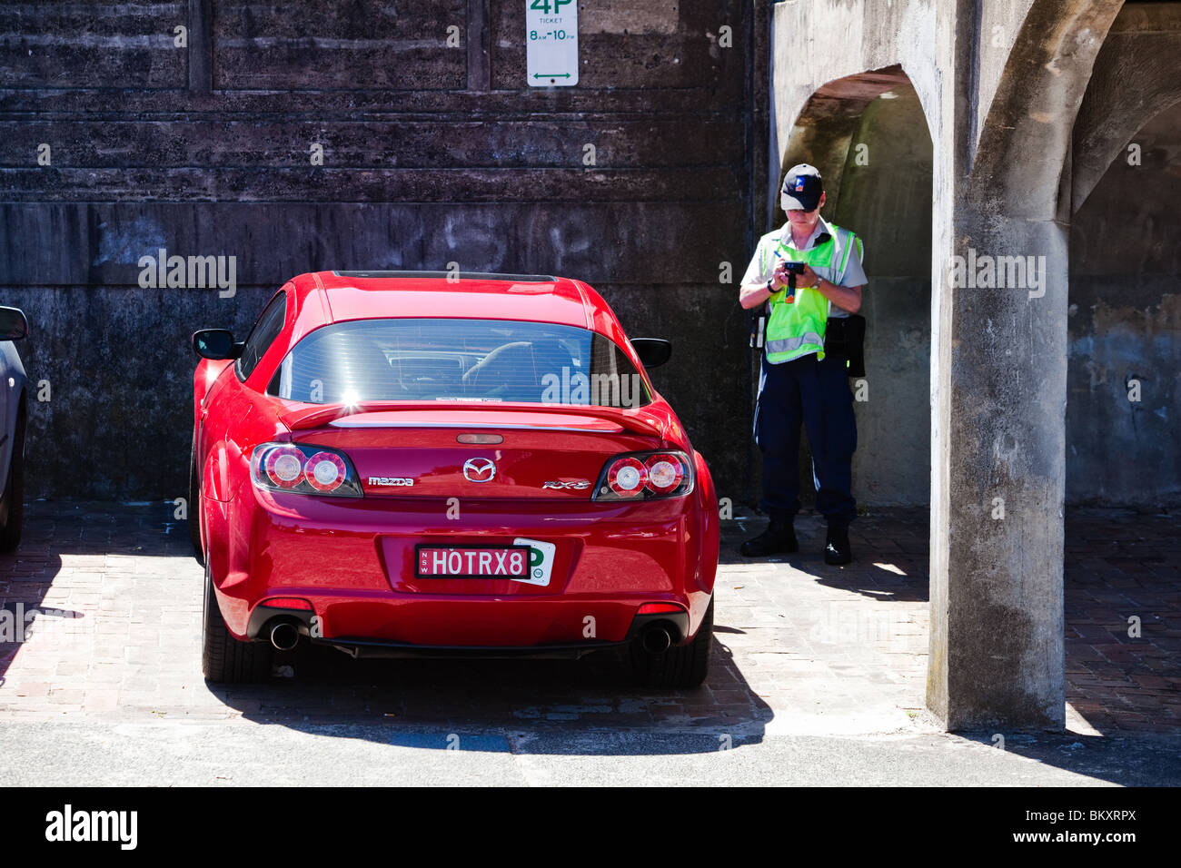 Mazda RX8, für overstaying Parkplatz gebucht Stockfoto