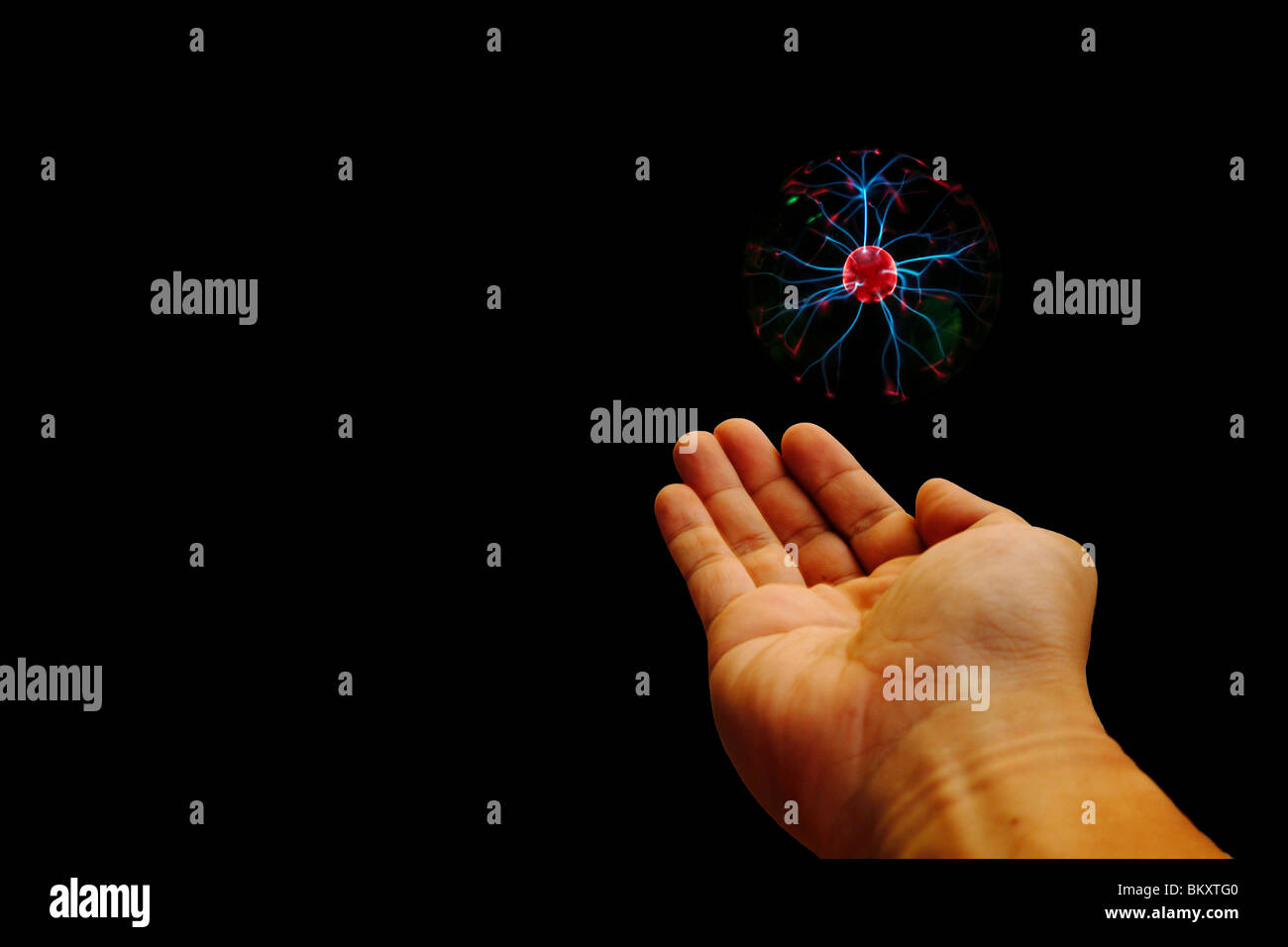 Eine Hand mit einem Plasma Energie Kugel. Stockfoto