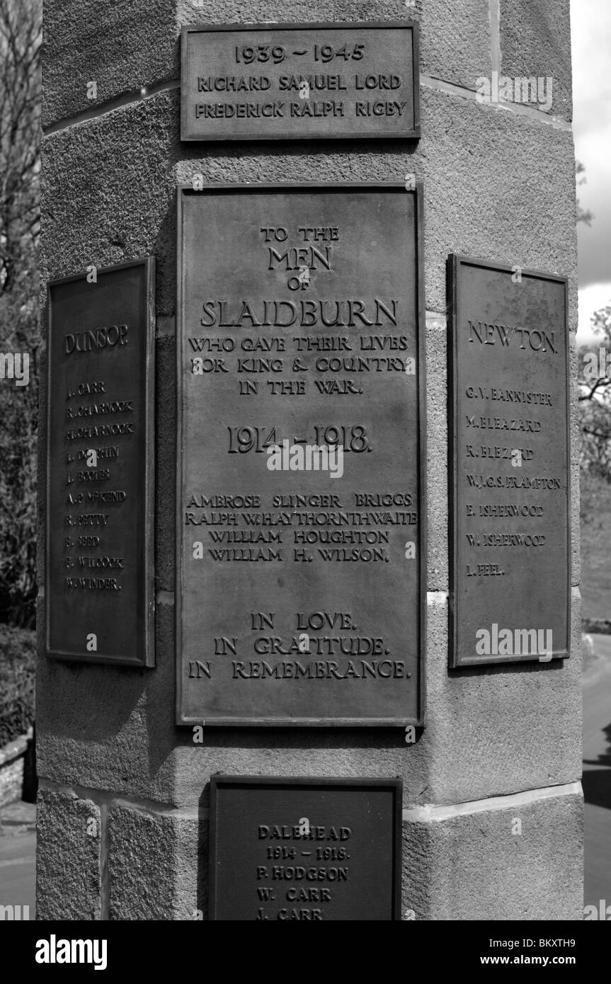 Plaketten auf dem Kriegerdenkmal in Slaidburn Stockfoto