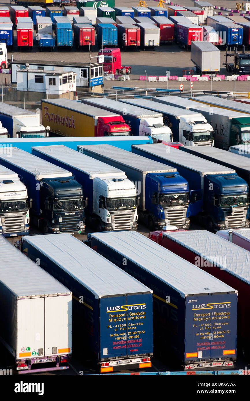 Nahaufnahme von Lkw-, Lkw- und Lkw-Reihen in einem LKW-Park im Hafen von  Dover. Auf Fähren nach Frankreich und Belgien warten LKWs, die in Linien  geparkt sind Stockfotografie - Alamy