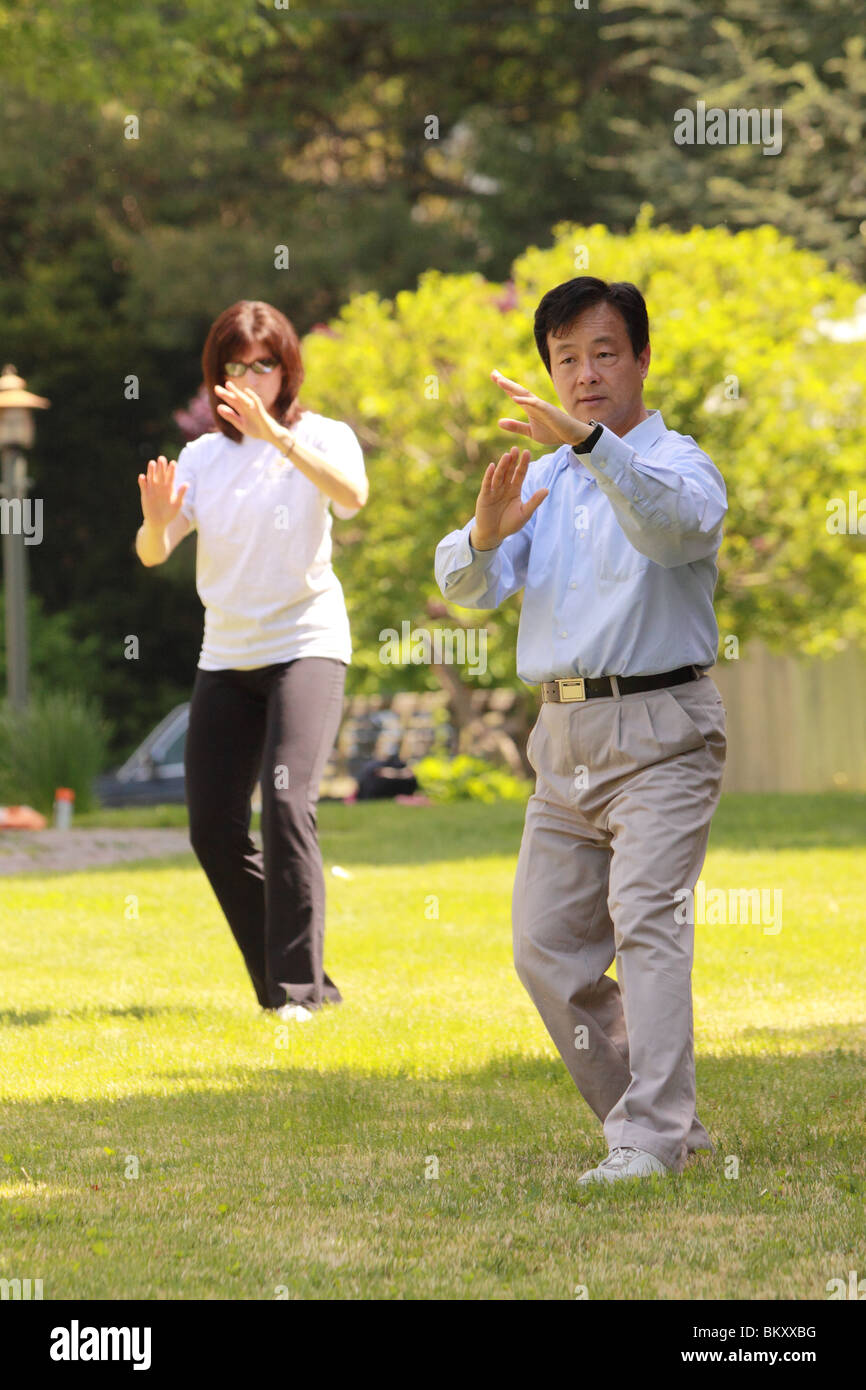 Mann Frau Tai Chi außerhalb Stockfoto