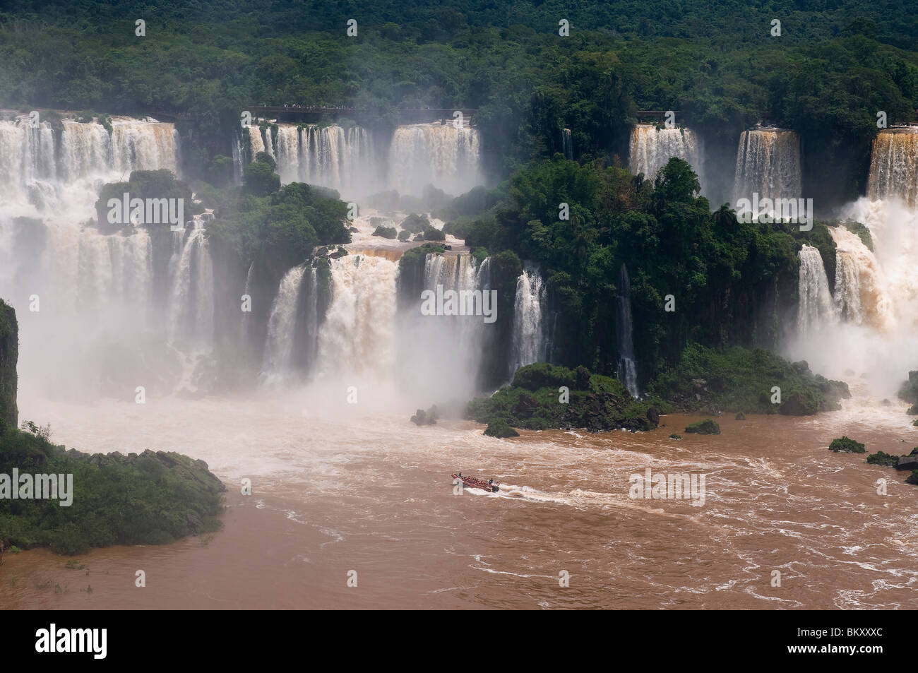 Touristen auf einem Boot zu fahren, in der Nähe von Wasserfall am Iguaçu-Wasserfälle, Bundesstaat Paraná, Brasilien Stockfoto