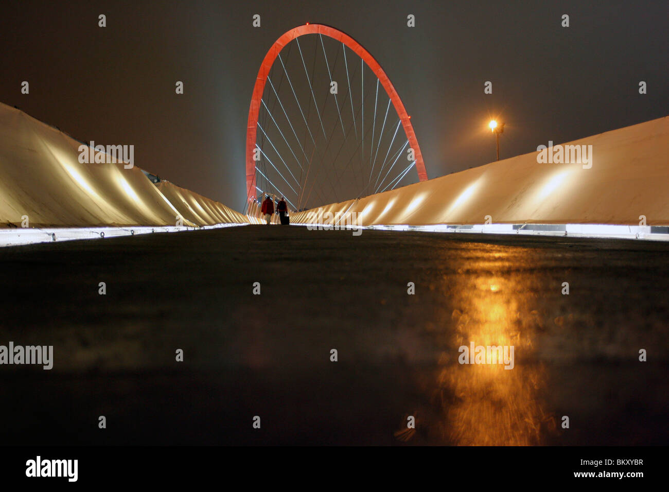 Eingang zu einer Sportarena mit zwei im Abstand Stockfoto