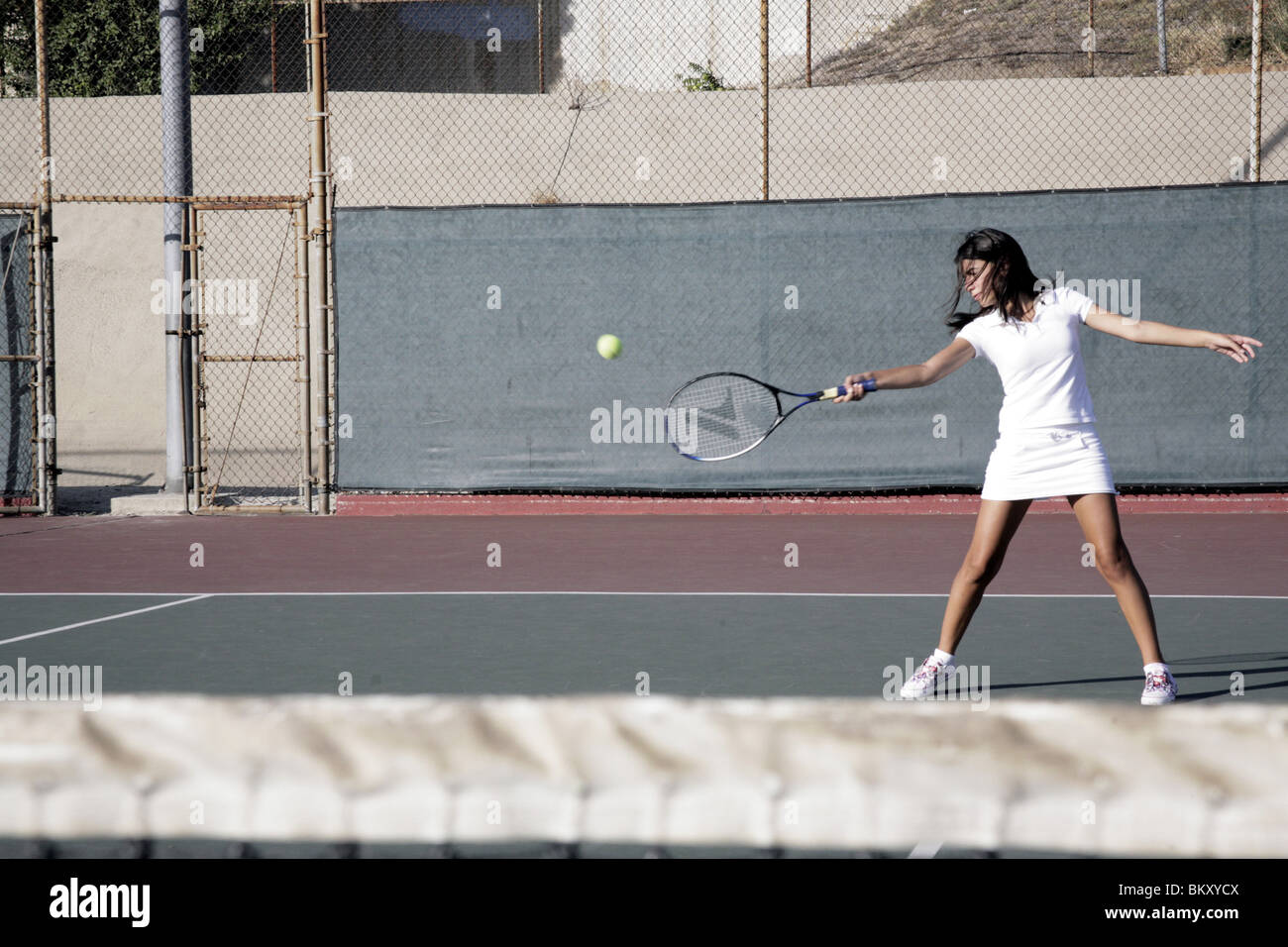 Mädchen spielen Tennis Treffer zurück Stockfoto