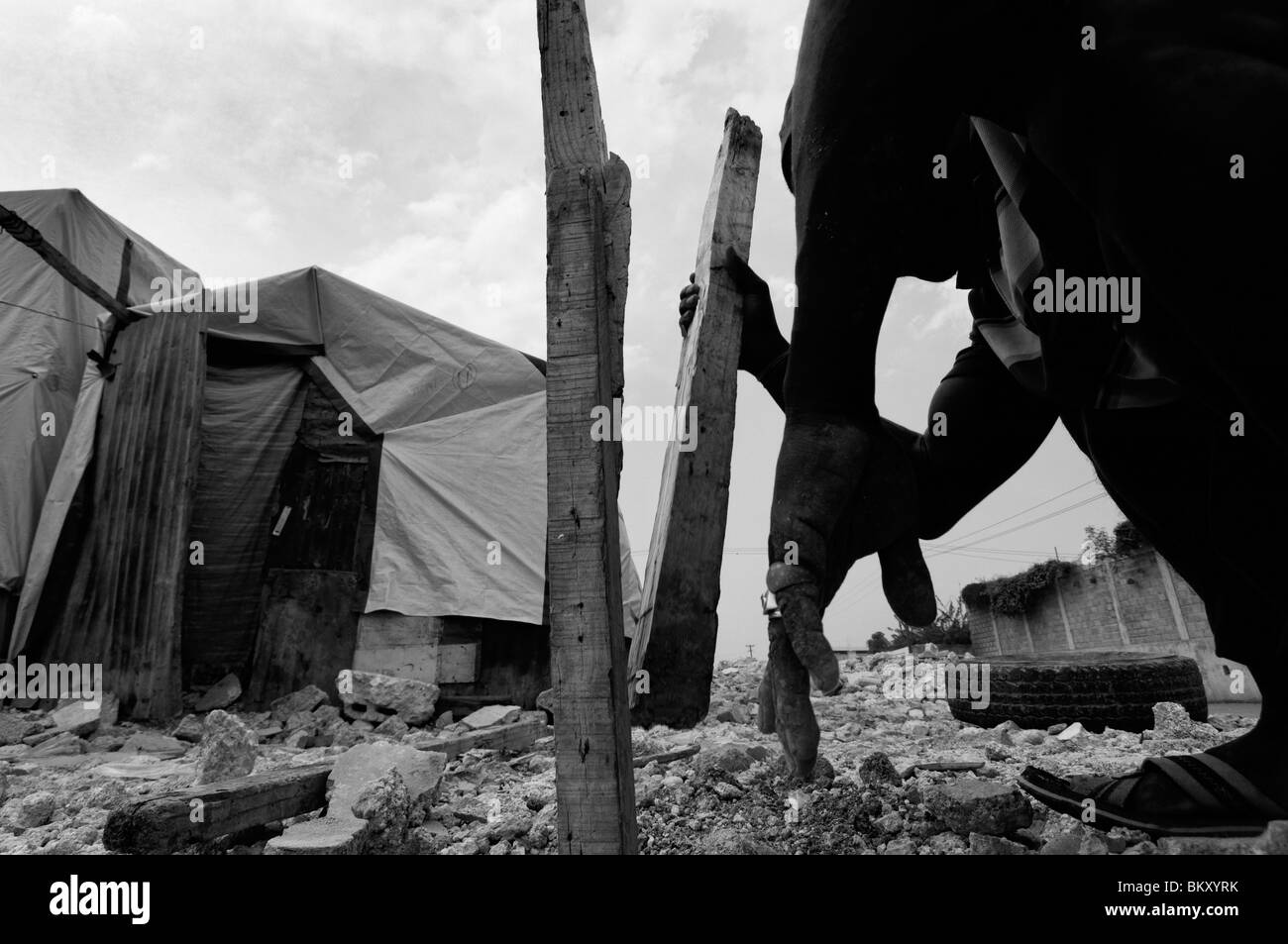 Ein Erdbeben-Überlebenden einrichten ein Zelt auf eine vorübergehende Notlösung Wohnung Verbindung in Port au Prince nach eine Erdbeben der Stärke 7,0 Haiti am 12. Januar 2010 traf Stockfoto