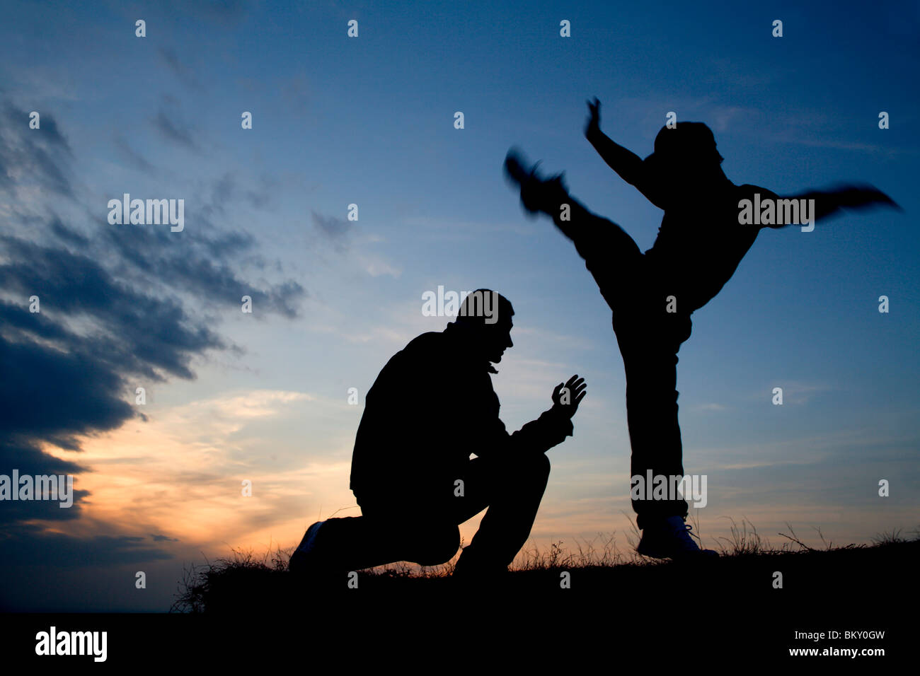Karatetraining bei Sonnenuntergang - silhouette Stockfoto