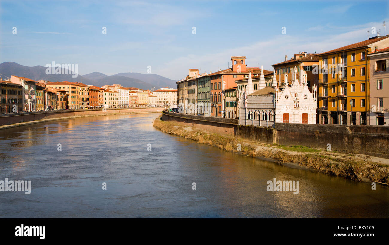 Pisa - Waterfront und kleine Kapelle von Santa Maria della Spina - Abend Stockfoto