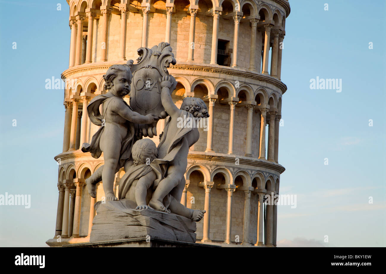 Pisa - Winkel, Skulptur und hängenden Turm im Abendlicht Stockfoto