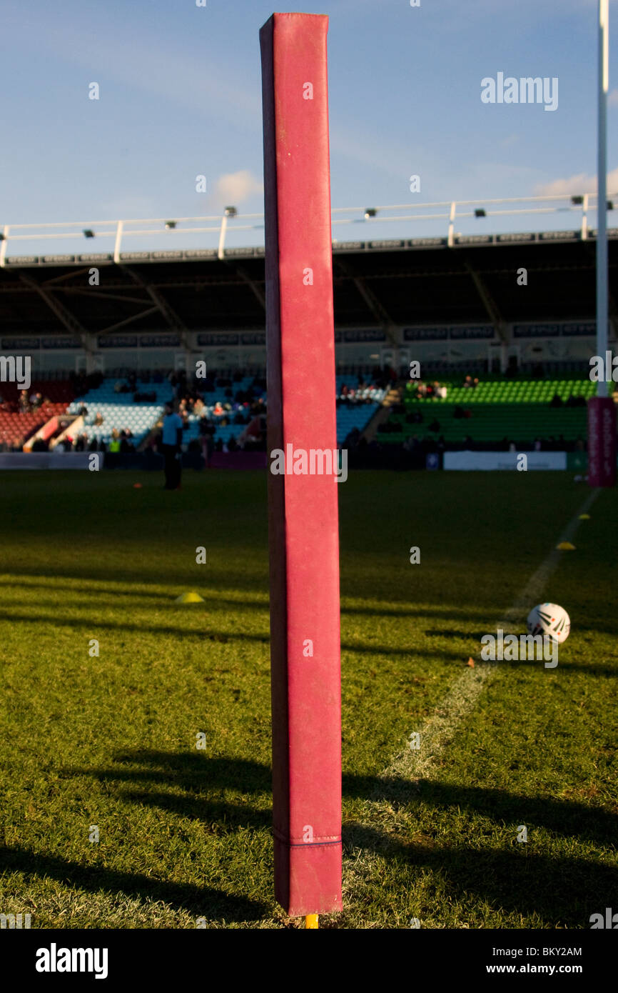 Rugby-Ball dazwischen sitzen Beiträge auf Stellplatz Stockfoto