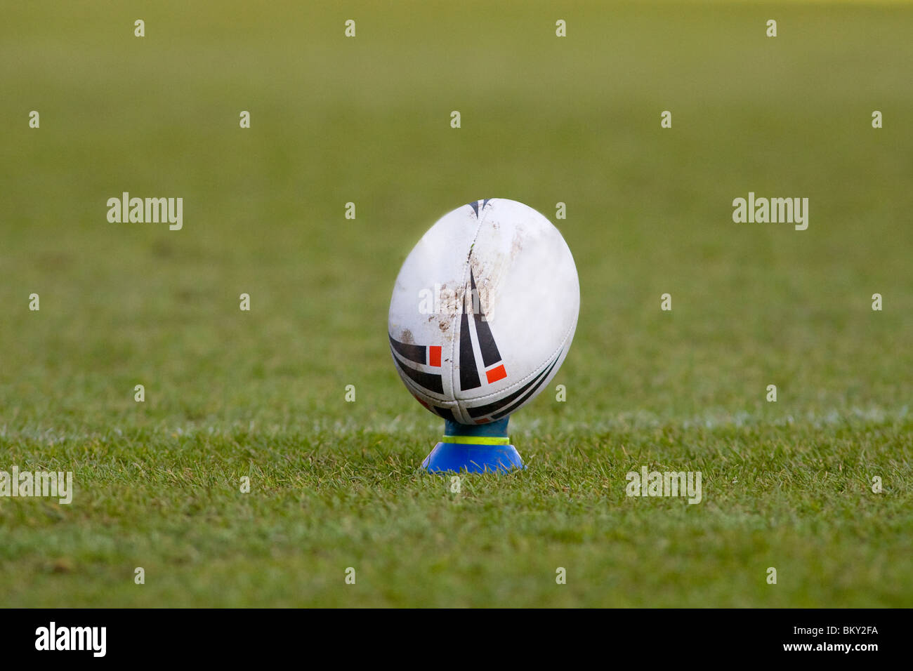 Bild von einem Rugby-Ball auf Stand wartet ein Konvertierungsversuch versuchen Stockfoto