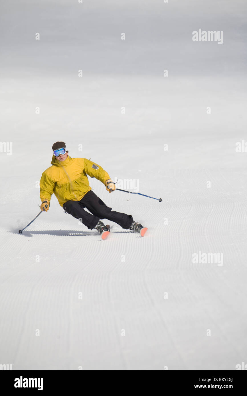 Männlichen Skifahrer zerreißt Cord Piste frisch gelegt. Stockfoto