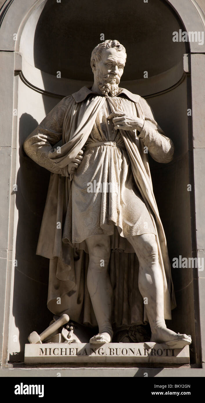 Florenz - Michelangelo Statue auf der Fassade der Uffizien von Emilio Santarelli. Stockfoto