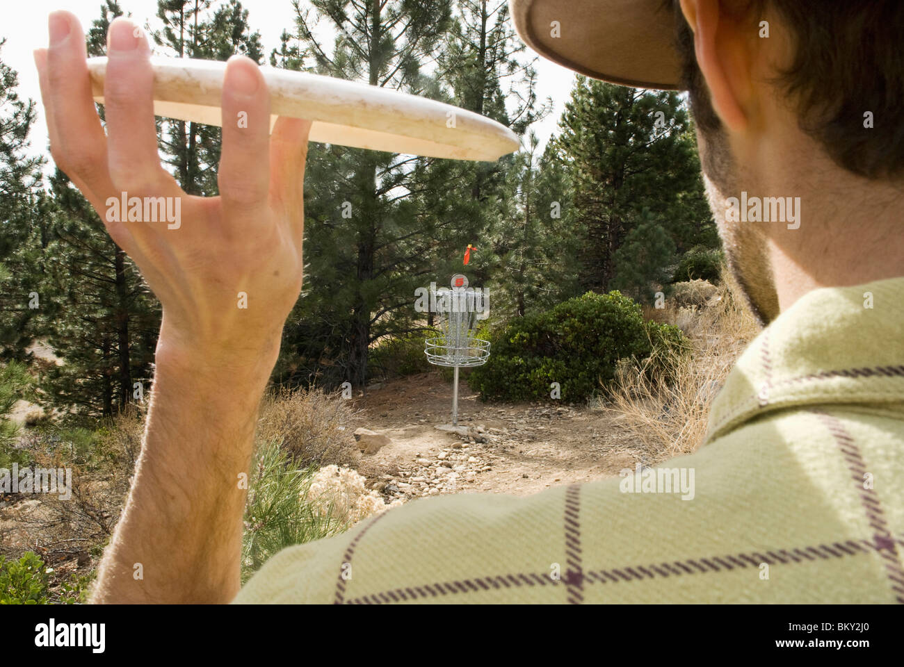 Ein junger Mann perfektioniert Pizza Toss während eines Spiels der Disc-Golf in Lake Tahoe, Kalifornien. Stockfoto