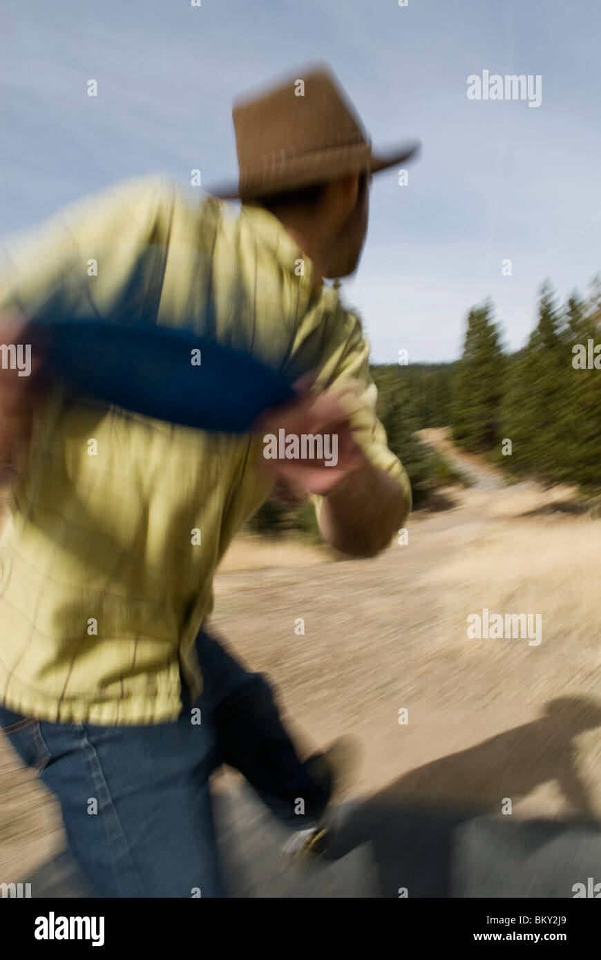 Abschlag auf einem Par 3, ein junger Mann bereitet sich auf einen Datenträger während eines Spiels der Disc-Golf in Lake Tahoe, Kalifornien zu werfen. Stockfoto