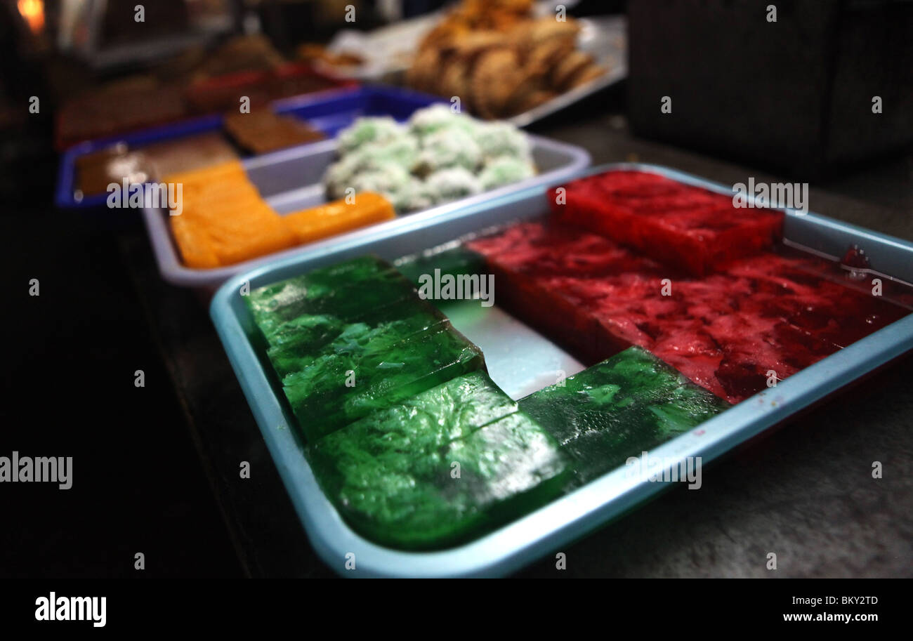 Lokale Süßigkeiten auf dem Display auf dem Nachtmarkt in Kota Kinabalu, Sabah State, Borneo in Malaysia. Stockfoto