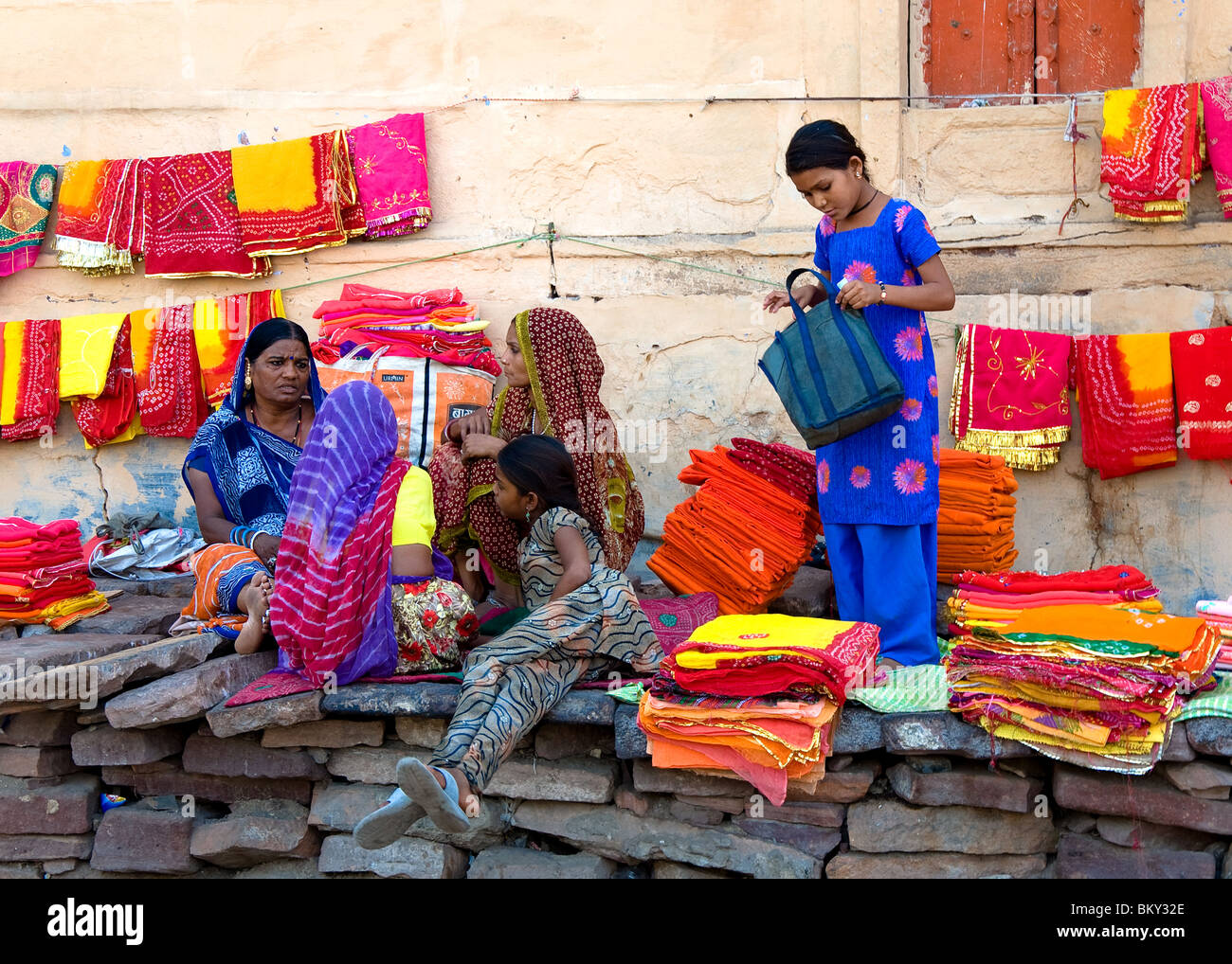 Frauen verkaufen Saris, Jodhpur, Rajasthan, Indien Stockfoto