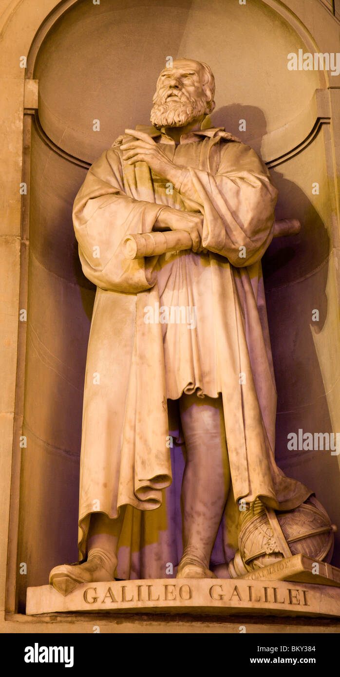 Florenz - Galileo Galilei Statue auf der Fassade der Uffizien von Aristodemo Costoli. Stockfoto