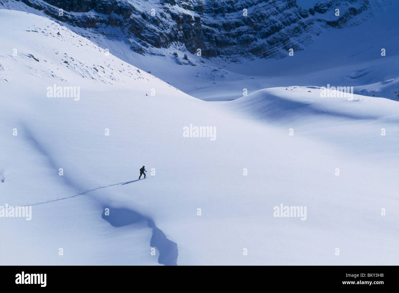 Solo Skifahrer häuten sich ein Backcountry Neigung, tief in den kanadischen Rockies. Stockfoto
