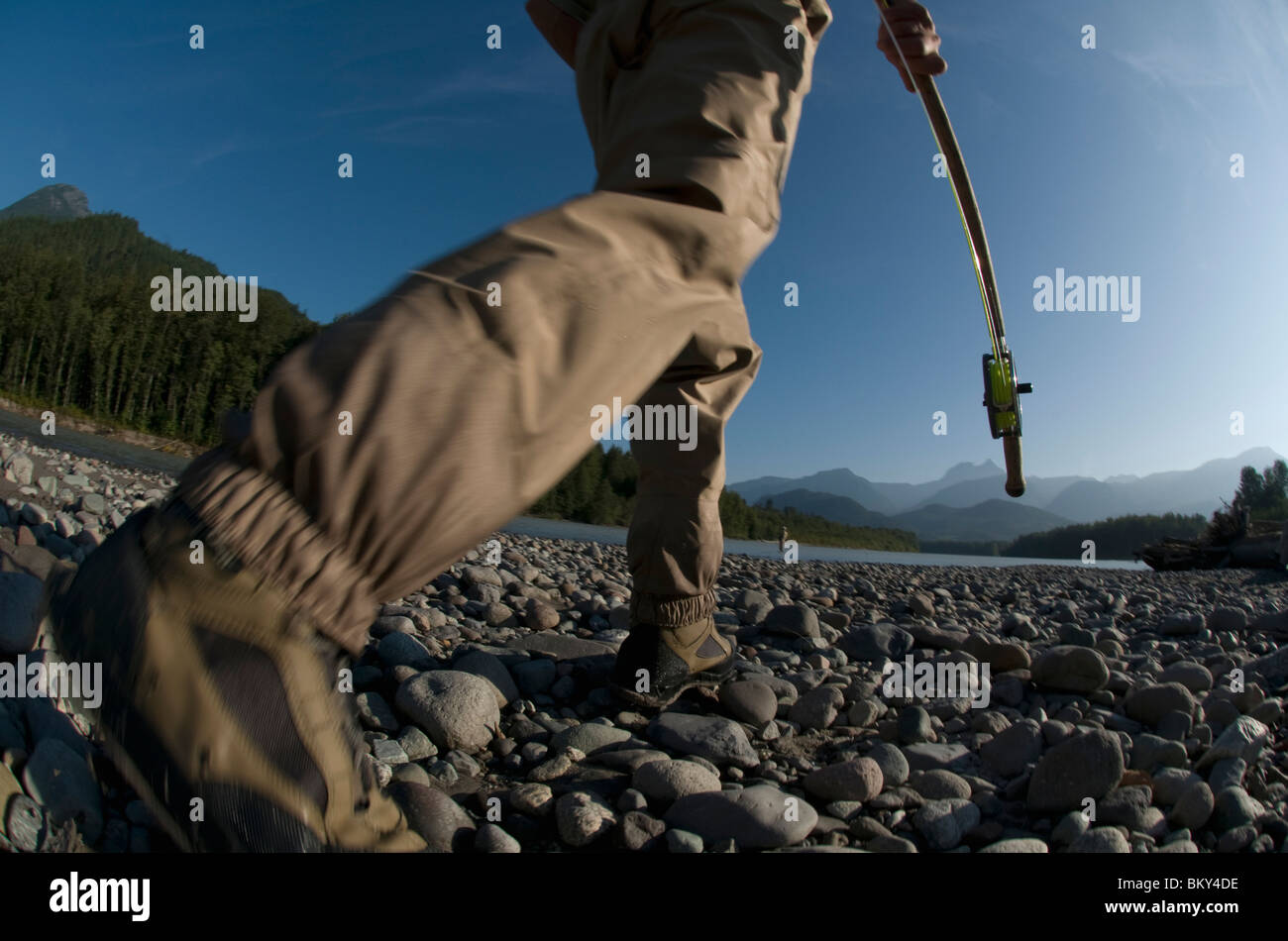 Ein Mann hält eine Angelrute geht zum Fluss Fliegenfischen in Squamish, Britisch Columbia gehen. (Bewegungsunschärfe) Stockfoto