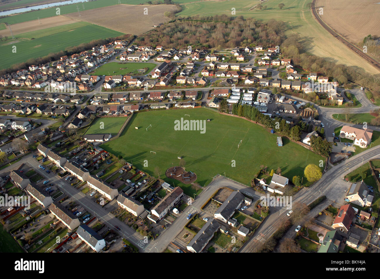 Ein Fußballplatz, umgeben von Häusern in einem Dorf in Schottland Stockfoto