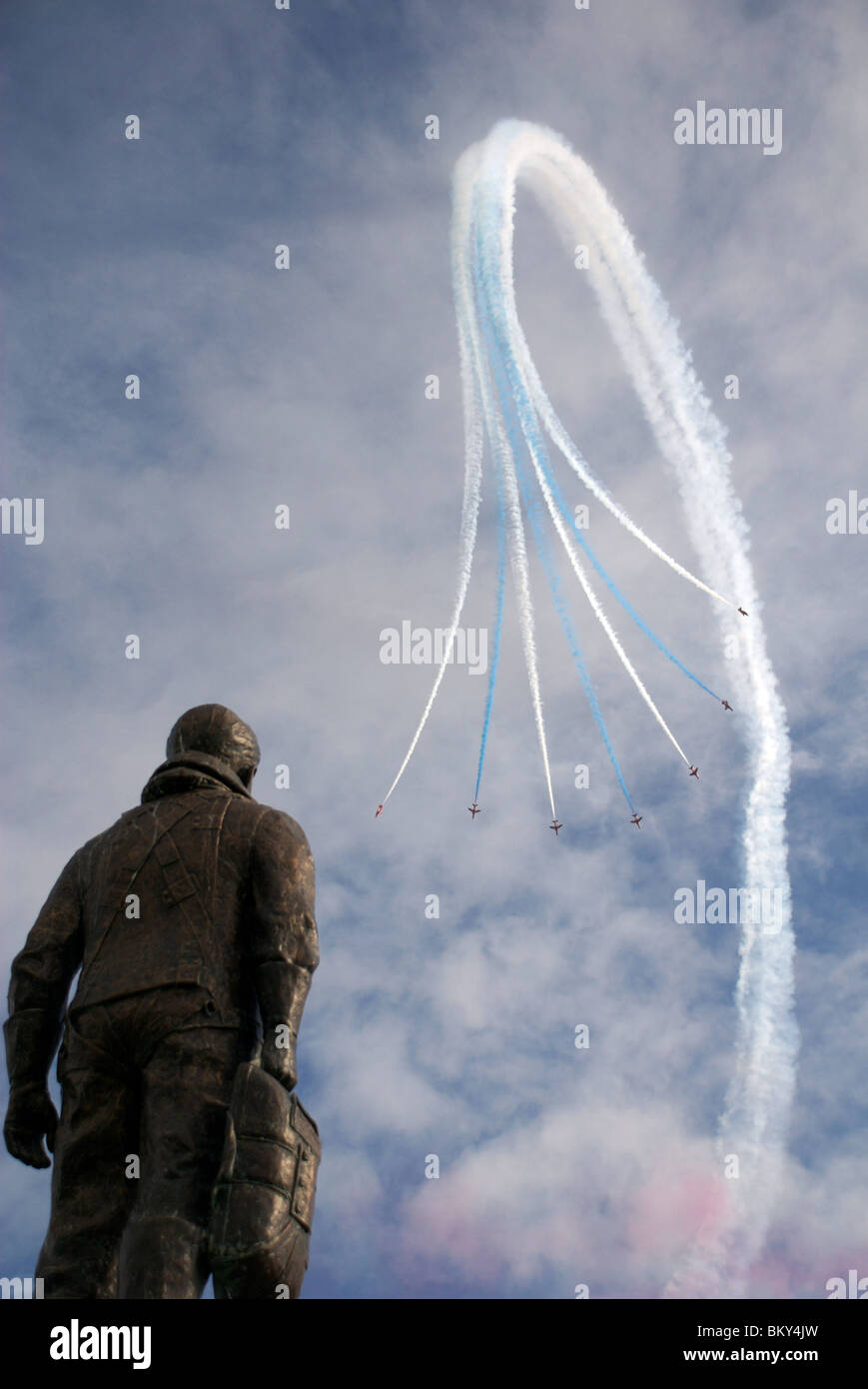 Alliierte Luftstreitkräfte Statue und Red Arrows Flugzeug anzeigen 2009, The Hoe, Plymouth, Devon, UK Stockfoto