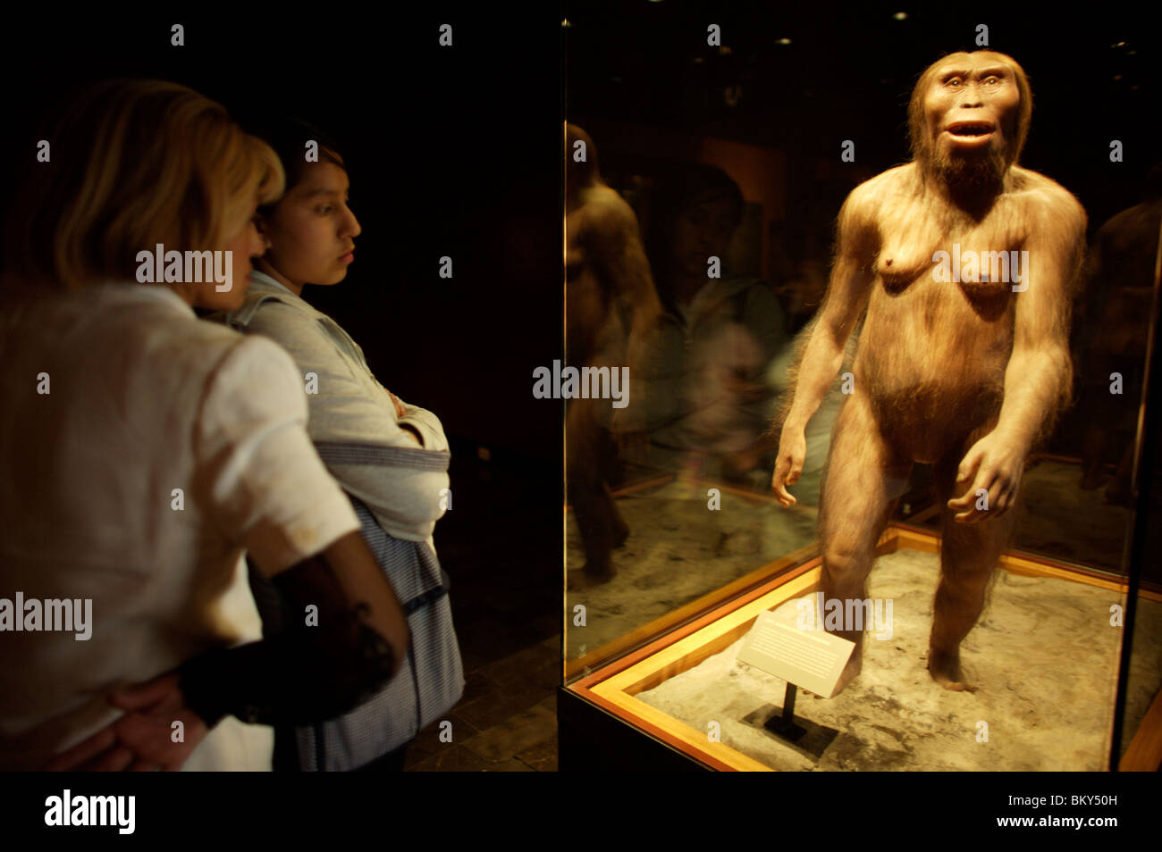 Touristen schauen eine Statue eines Australopithecus Afarensis, besuchen sie das Nationalmuseum für Anthropologie in Mexiko-Stadt Stockfoto